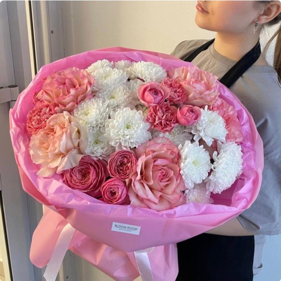 «Барби»   букет Bloom room в дизайнерском оформлении из кустовой розы, французской розы и хризантем