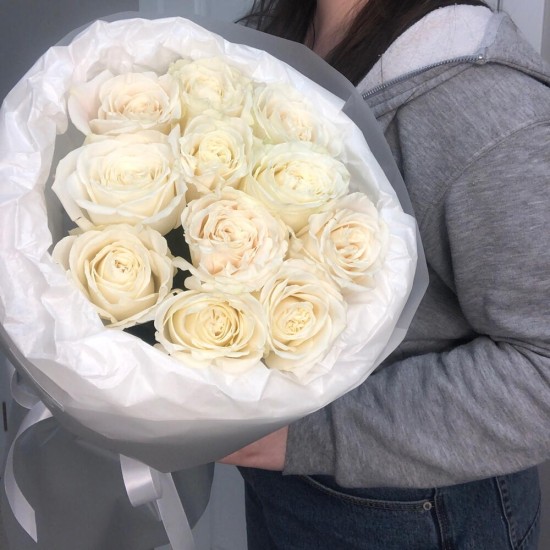 11 белых роз в букете Bloom Room