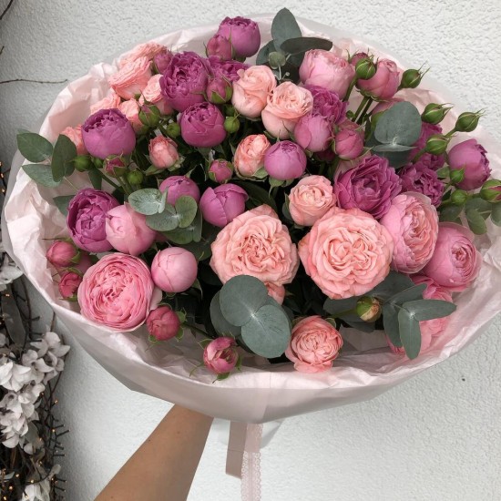 Авторский букет «Bloom Room» из кустовых пионовидных роз в дизайнерском оформлении
