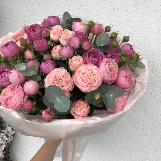 Авторский букет «Bloom Room» из кустовых пионовидных роз в дизайнерском оформлении