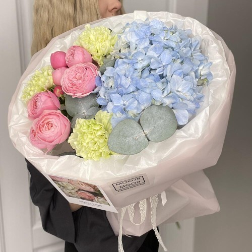 Авторский букет «Счастье » из диантусов, гортензии, эвкалипта и роз Bloom Room