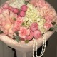 Авторский букет с бусами Bloom room  кустовая роза, гортензия, французская роза, диантус