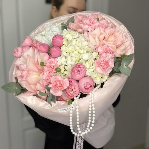 Авторский букет с бусами Bloom room  кустовая роза, гортензия, французская роза, диантус