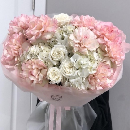 Ажурный букет с гортензией, французской розой и с пионовидной розой bloom room