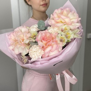 Ажурный букет   Из французских роз, альстромерий и диантусов