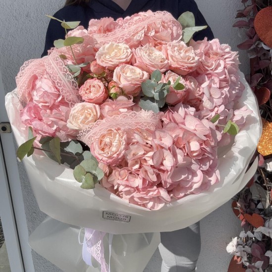 Букет гортензии и розы Bloom Room в день рождения