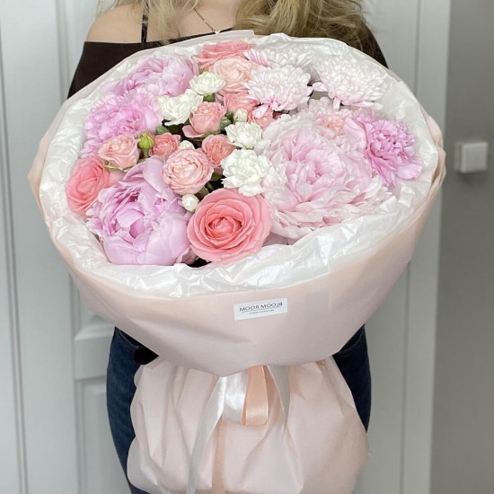 Букет из пионов и роз «Для неё» Bloom room, пион, пионовидная роза, диантус, хризантема