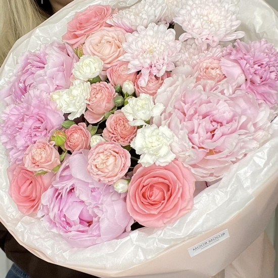 Букет из пионов и роз «Для неё» Bloom room, пион, пионовидная роза, диантус, хризантема