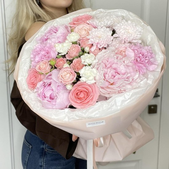 Букет из пионов и роз «Для неё» Bloom room, пион, пионовидная роза, диантус, хризантема