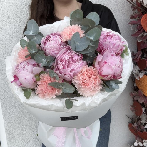 ️Букет пионовидная кустовая роза и эвкалипт в оформлении Bloom room