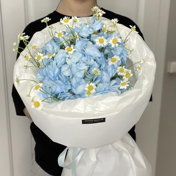 Букет-Комплимет из голубой гортензии и танацетума Bloom room