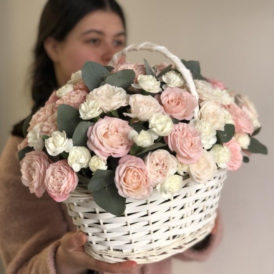 Нежная композиция в корзине с пионовидной розой, диантусом и эвкалиптом