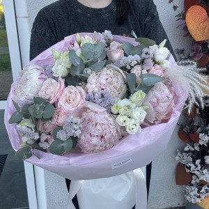 Пионы Розы в букете Bloom Room в день рождения