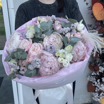 Пионы Розы в букете Bloom Room в день рождения