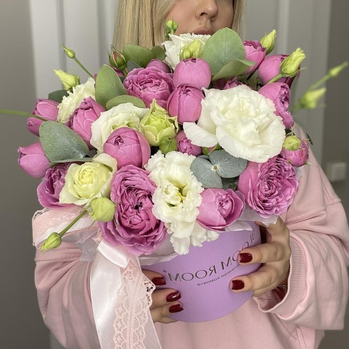 Прекрасная сборная коробка  Bloom room, пионовидная кустовая роза, эустома и эвкалипт