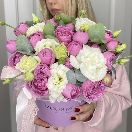 Прекрасная сборная коробка  Bloom room, пионовидная кустовая роза, эустома и эвкалипт
