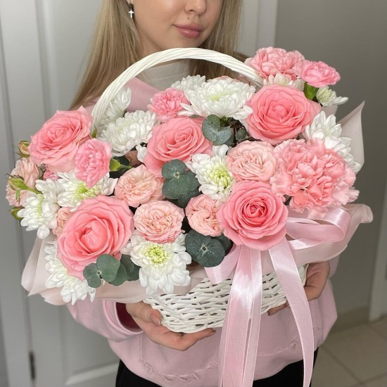 Шикарная корзина с розами, хризантемами, диантусами и эвкалиптом