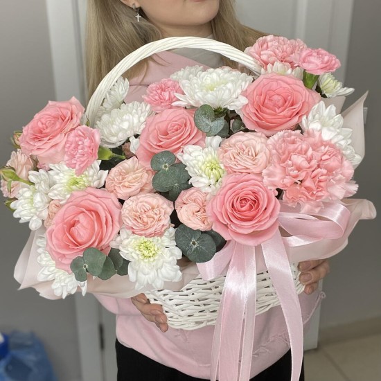 Шикарная корзина с розами, хризантемами, диантусами и эвкалиптом