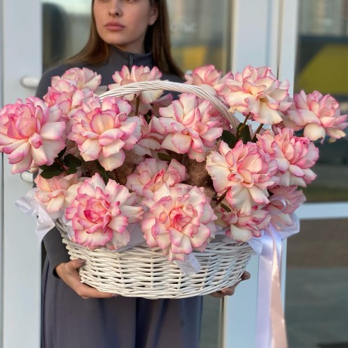 Роскошная корзина из французской розы и стафажа из картадерии