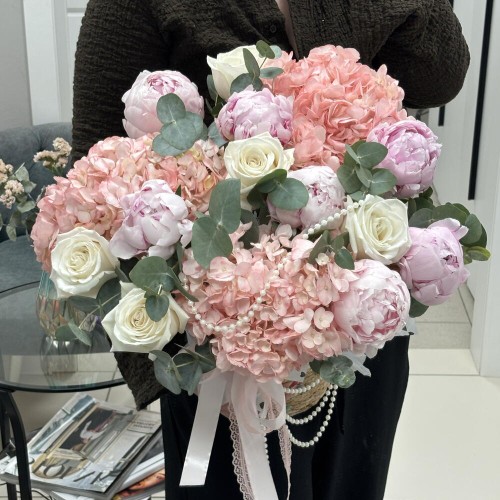 Красивый букет пионовидная кустовая роза и эвкалипт Bloom room