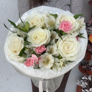 Букет «Теплые обьятия» Bloom Room белая Роза, альстромерия, кустовой диантус