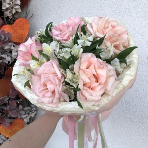 Букет из французских роз и альстромерии Bloom Room