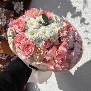 Красивый букет Bloom room, французская роза, хризантема и диантус