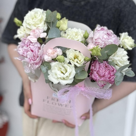 Крутой букет в сумочке с пионами и эустомой Bloom Room