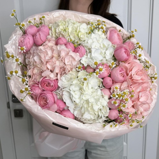 Пышный букет «Розовое чудо»  Bloom room, гортензия, ромашка, пионовидная кустовая роза