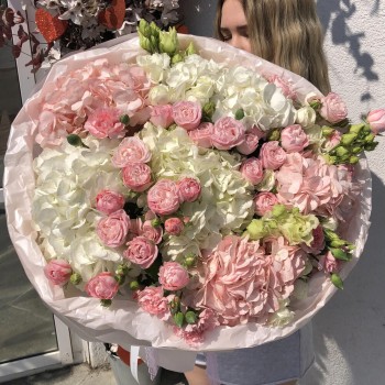 Роскошный букет «Нежность» Bloom room,кустовая Роза, Эустома, гортензия, диантус