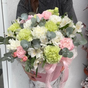 Цветы в летней коробочке Bloom Room диантус, альстромерия, кустовая роза, эвкалипт