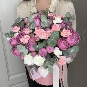Яркие кустовые пионовидный розы в коробке Bloom Room
