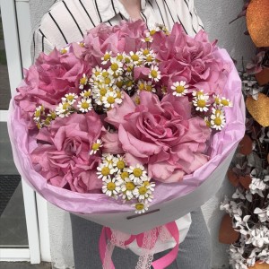 ️ Яркий букет с пионовидной розой и ромашками Bloom Room