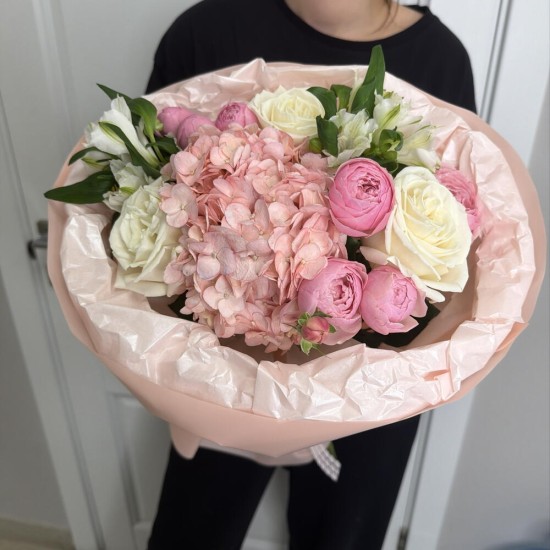 Милый букет Bloom room, пионовидная роза, гортензия, альстромерия