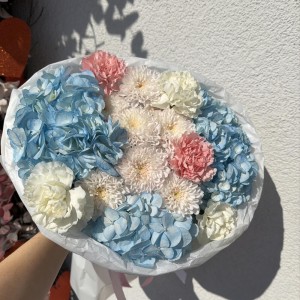 букет с голубыми гортензиями  bloom room