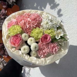 Яркий дофаминовый букет Bloom room, хризантема, гортензия, роза, диантус