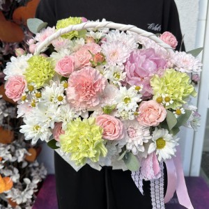 Нежная корзина Bloom room, пион, хризантема, диантус, кустовая роза, ромашка