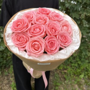 Персиковый монобукет в крафте Bloom room, роза