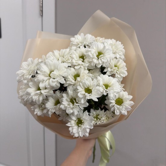 Стойкий букет-комплимент кустовая хризантема Bloom room