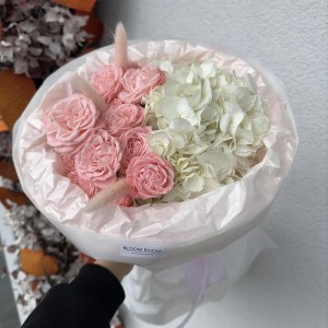 Букет «Пироженка» Bloom room, пионовидная кустовая роза, гортензия