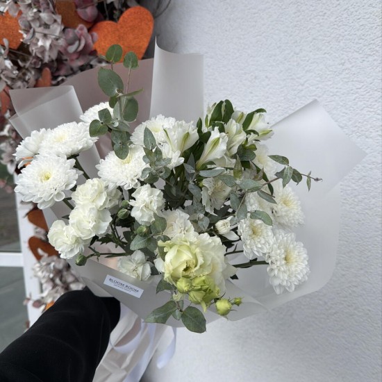 Стильный раскидистый букет Bloom room, хризантема, альстромерия, диантус, эустома