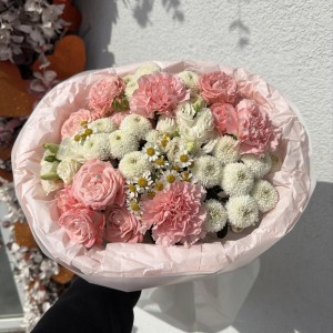Стильный розовый букет Bloom room, хризантема, ромашка, роза, эустома