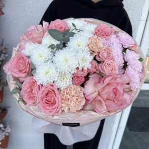 нежный букет bloom room, хризантема, роза, диантус