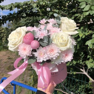 Прекрасные белые розы в коробочке Bloom Room