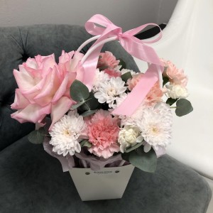 Французская роза, хризантема и диантусы сумочка Bloom Room
