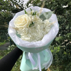 Нежный букет в белых оттенках Bloom Room