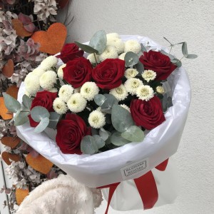 Стильный букет с красными розами Bloom Room