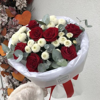 Стильный букет с красными розами Bloom Room