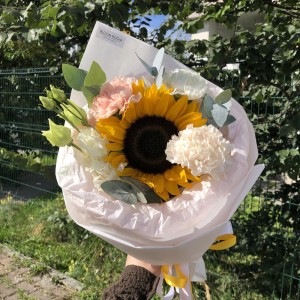 Букет с подсолнухов в крафте Bloom Room