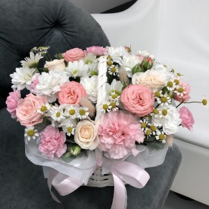 Красивая корзинка с розами, ромашками и диантусами Bloom Room